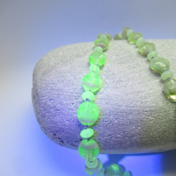 Uranium glass bead necklace - Picture 5 of 12